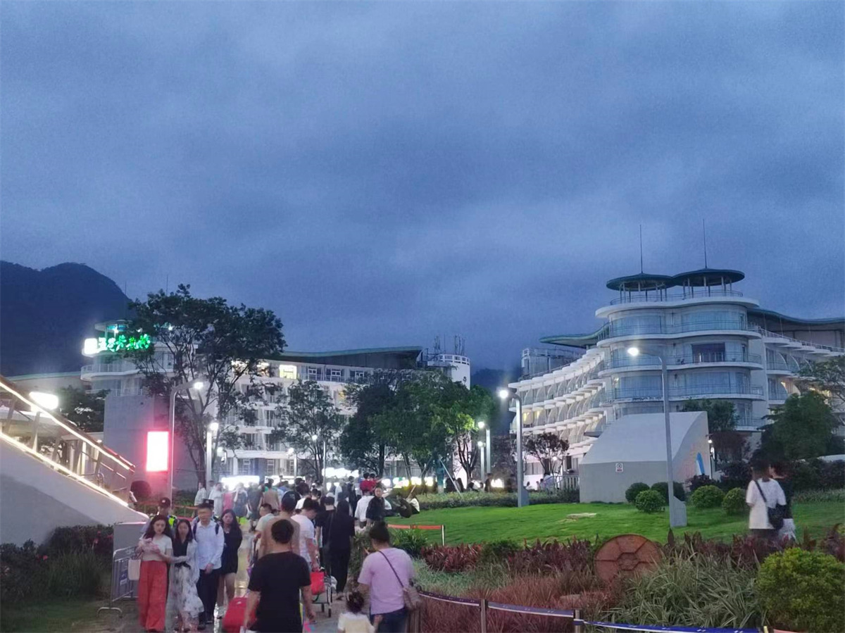 綜合桿廠家：智慧城市多功能桿體的專業(yè)制造者